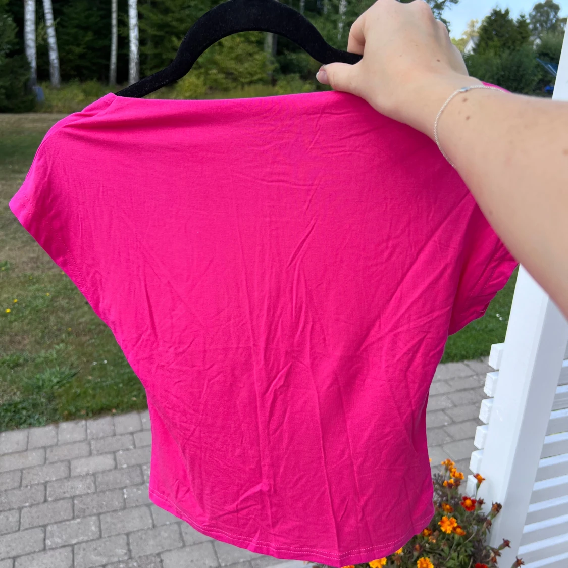 Rosa t-shirt med låg rygg - 91