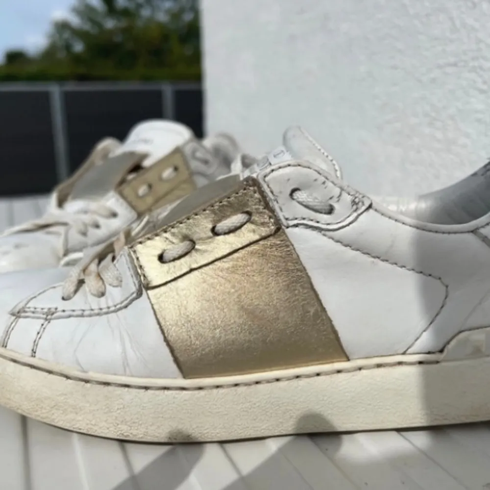 Säljer nu dessa populära valentino open sneakers | Storlek 35 passar även 36 | Okej skick lite små slitage där av priset | Kommer med box,dust bag, Valentino kort + extra snören | Hör av er vid frågor. Skor.