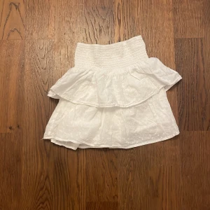 Kappalh kjol - Vit kjol med blommer på kjol från Kappahl som inte går och få tag i längre, storlek 134-140 men ganska stor i storleken 