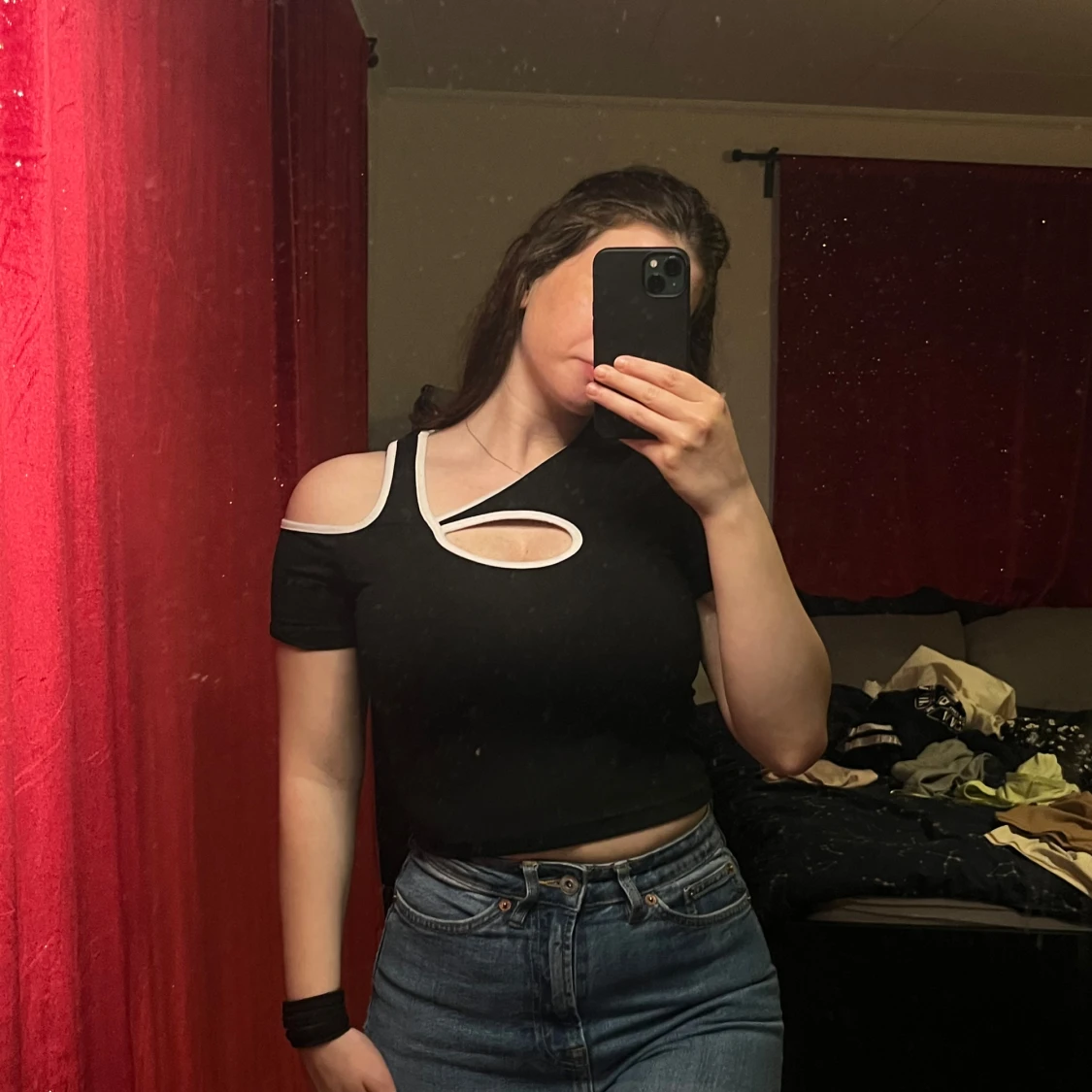 Svart offshoulder topp med unik design