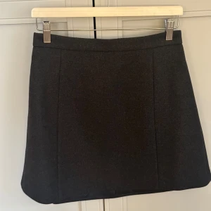 House of Dagmar Wool Mini Skirt - Helt ny kjol från House of Dagmar i brun / antracitgrå. Jättemjuk kvalité, så fin till hösten!  Storlek 38, men passar nog en 36:a också. Aldrig använd med prislapp kvar. Inköpt för 2900kr.
