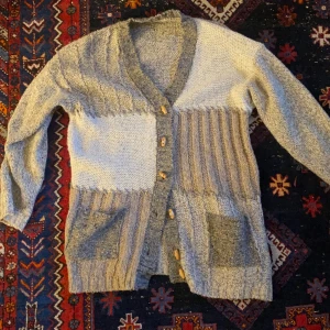 gosig kofta  - lite sticksig men varm!  etiketten säger S/M men skulle personligen sätta den som en L