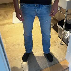 Jacob Cohen jeans Size: 32 Bra skick, hålen är en del av designen. En liten fläck som finns på bilderna Passar längden 180-184 enligt oss Vid frågor eller funderingar är det bara att skriva! 