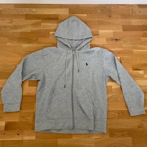 Ralph Lauren zip hoodie - Tvärfet ralph lauren zip hoodie i bra skick.  