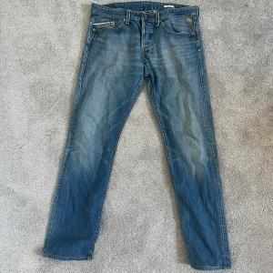 Blå jeans från Replay Waitom - Säljer ett par snygga blå jeans från Replay, modell Waitom. Storleken är lite knas på de gamla replay modellerna så den här sitter som en 30/32