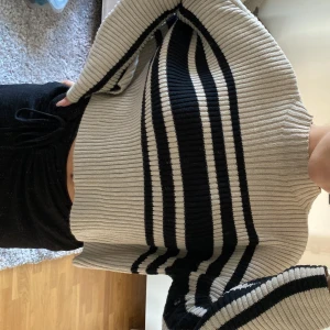 Stickad tröja  - Tryck inte på köp nu!💓 säljer denna fina randiga stickade tröja. Super skönt material Frakt :45🥰