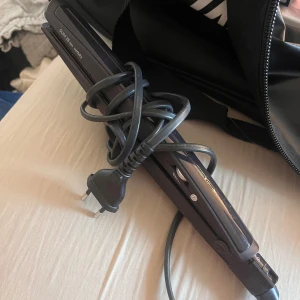 Plattång BaByliss, slim 28 mm Wet&Dry - En Wet & Dry-plattång från BaByliss i en slim design. Passar bra för att locka, platta och torka ditt hår.  •Snabb uppvärmning  •15 olika temperaturlägen •Smidig wet&dry version •Max 200 grader  •Roterande sladdfäste Fullt fungerande, i bra skick