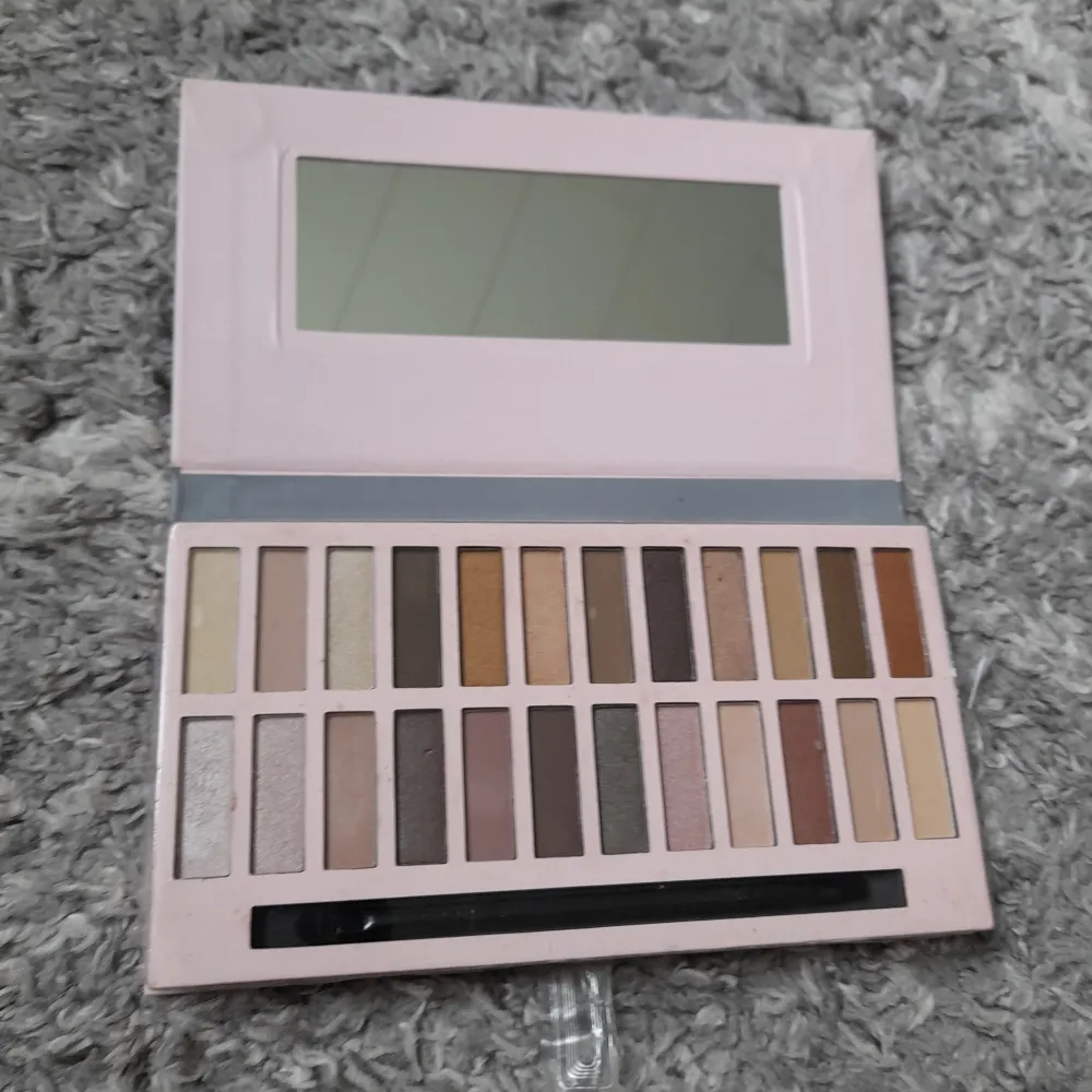 Eyeshadow palette med olika med spegeln. Inte använd bara öppnad.. Skönhet.