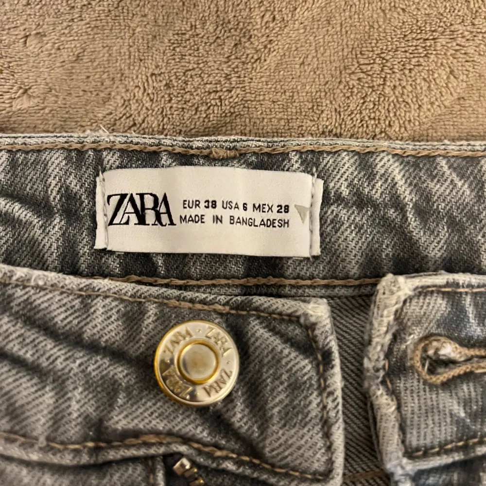 Ljus gråa jeans från zara raka med en lite slit längst ner. Pris går att diskutera . Jeans & Byxor.