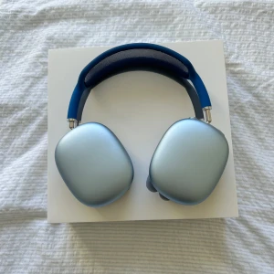 Mode  - Säljer nu dessa snygga hörlurar. Perfekt skick. De är inte autentiska men otroligt nära orginalet, vid frågor eller funderingar är det bara att höra av sig 