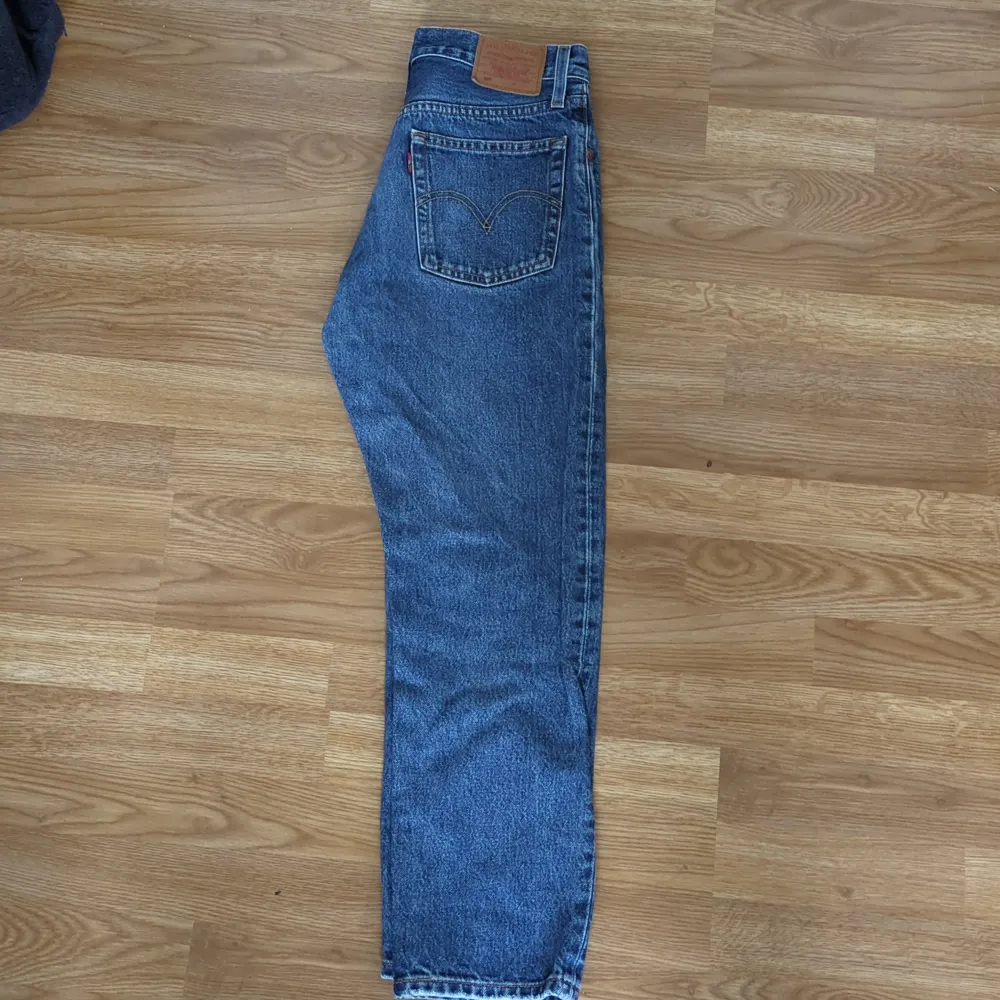 Ett par sköna levi's 501 storleken är W 26 och L 26. Inga defekter på jeansen. Säjs för att de inte längre passar mig! Orginal pris 1200 kr mitt pris 300! Tveka inte på att kontakta mig om du har några frågor!. Jeans & Byxor.