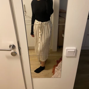 Kjol - En superfin randig kjol som bara har använts ett X antal gånger. 