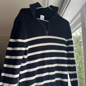 Stickad tröja  - Säljer en stickad tröja från zara💕 tröjan är nästan aldrig använd 