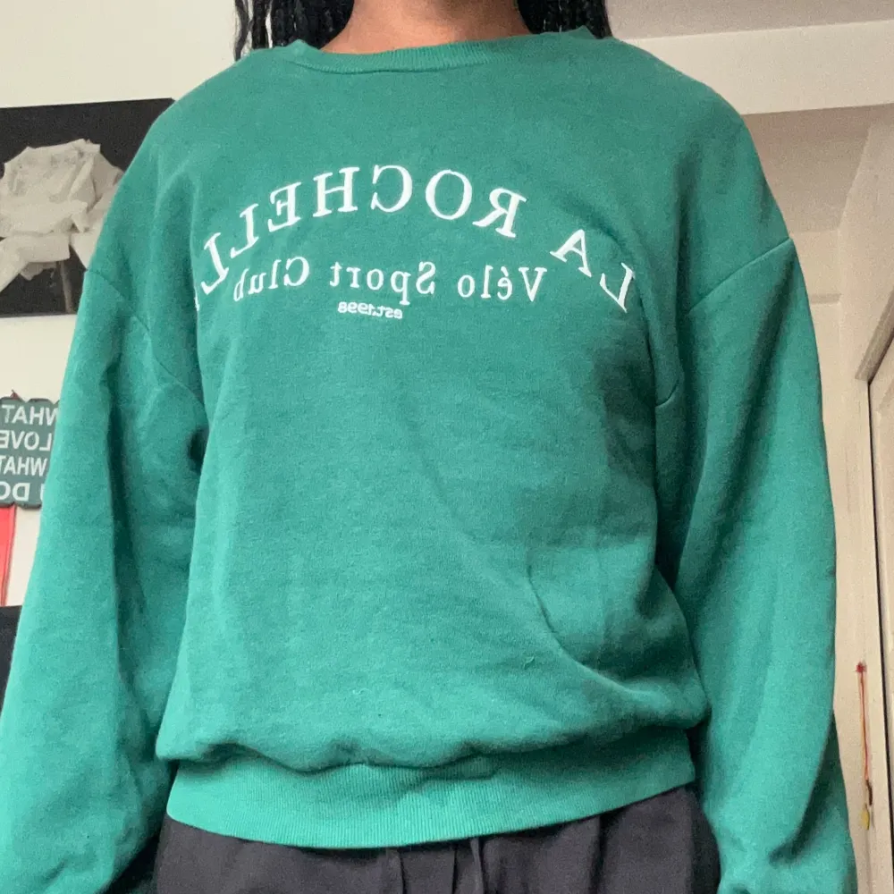 Lite oversized grön sweatshirt i storleken S. Passar även M. Säljer då den inte kommer till användning.. Hoodies.