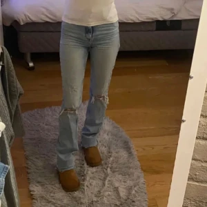 Ljusblåa jeans  - Säljer dessa ljusblåa jeans ifrån zara då dem tyvär är lite långa för mig. Dem är högmidjade men man kan ha en tröja över som på bilden. Dem är i fint skick. Hör av er om ni har frågor eller innan ni köper💓 pris går att diskutera💓