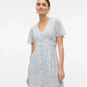 Vero Moda klänning - Endast använd en gång!🥰 Skriv för fler bilder❣️