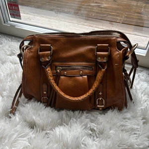 Superfin väska - Superfina väska som är helt ny, köpt utomlands. Aldrig använd. Säljer då jag inte får någon användning för den💕💕man får med ett långt band och väskan är väldigt rymlig. Perfekt skolväska!! Priset kan diskuteras