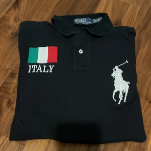 As snygg Italy polo tröja som är i jätte bra skick  - Asfet Italy polo tröja, Fråga om bilder så skickas det, pris kan diskuteras, skick är väldigt bra, färg svart.