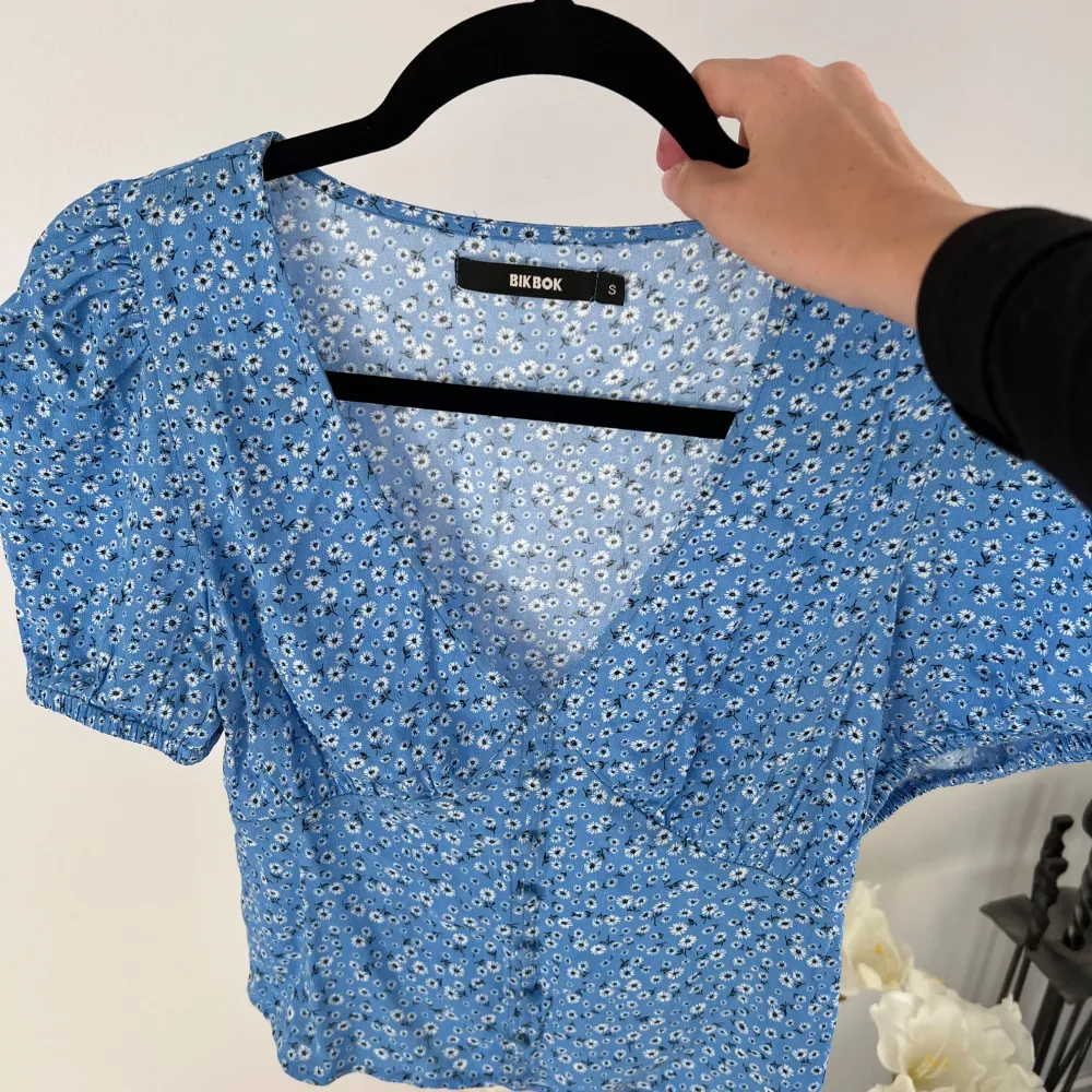 En jättefin blus med små blommor från Bikbok! Framhäver axlarna och brösten fint. Dragkedja i sidan och resårband vid ärmarna. Normal i storleken ☺️💞 (ALDRIG ANVÄND). Puserot.