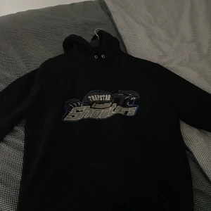 Trapstar shooters hoodie  - Säljer för att har tröttnat på den haft den typ 5 gånger.Priset går att diskutera vid snabb affär.
