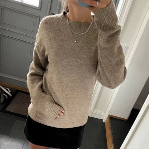 Beige stickad tröja - Beige stickad tröja från H&M i storlek XS, skulle säga att den passar även S och M. Använd gärna köp nu!