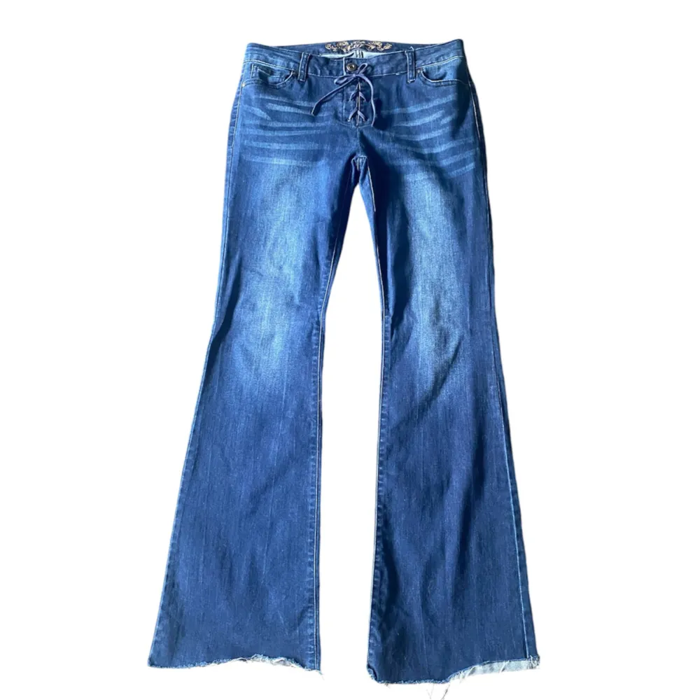 Så coola low/midwaist jeans med knytning👖😍 Det är köpta på Beyond Retro och bara använda ett fåtal gånger av mig så i bra skick! Återkommer med mått. Skriv privat vid intresse eller frågor🫶🏻 Köp-nu går även bra att använda!💗. Jeans & Byxor.