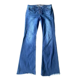 Jeans med knytning - Så coola low/midwaist jeans med knytning👖😍 Det är köpta på Beyond Retro och bara använda ett fåtal gånger av mig så i bra skick! Återkommer med mått. Skriv privat vid intresse eller frågor🫶🏻 Köp-nu går även bra att använda!💗