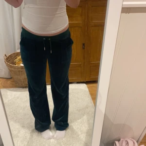 Juicy couture byxor  - I bra skick!! Byxorna är i en mörkare grön färg och just den färgen finns inte längre att köpa på hemsidan