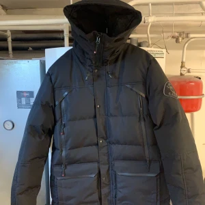 Zavetti Canada  - Säljer denna feta Zavetti jackan för ett mycket bra pris 💯 Jackan är knappt använd o är i princip nyskick , kan fraktas o vid frågor ställ i dm🍾✅