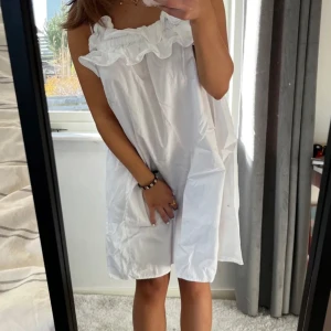 Söt sommarklänning  - Vit klänning från H&M, nypris 250kr💗