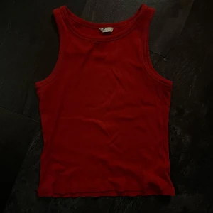 Röd tank top  - Från Cubus, stl M men passar S också .