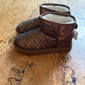 Helt nya vinterskor - Aldrig andvända  Glittriga ”uggs” Typ brons bruna 