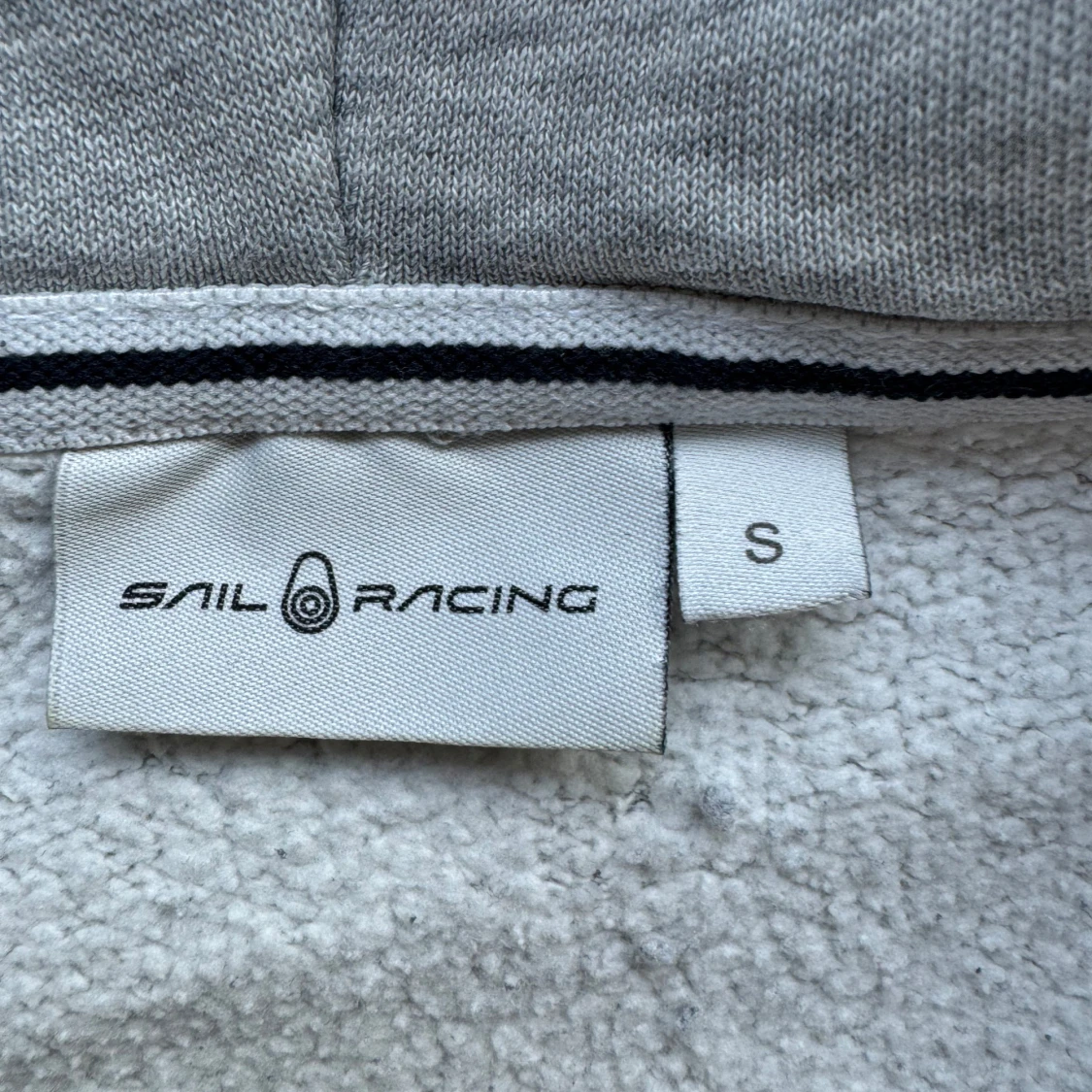 Grå hoodie från Sail Racing - 90