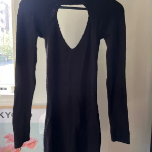 Stickad svart klänning från Nakd - Nakd x Josefin HJ Svart stickad klänning. Öppning framtill och djup öppning i ryggen.