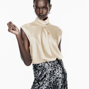 Zara topp - AS SNYGG guld silke topp från zara , säljs inte längre 😍😍