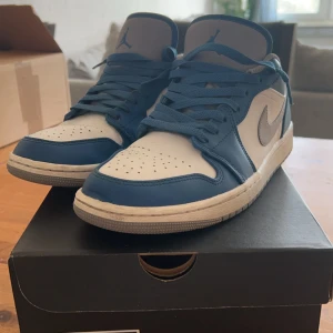 Jordan 1 low ”true blue” - Näst intill oanvända Jordans. Kvitto och orginalåda är kvar, Storlek 42,5   Pris kan diskuteras vid snabb affär