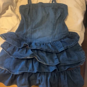 Jeans klänning med volanger - Storlek xs men passar även s