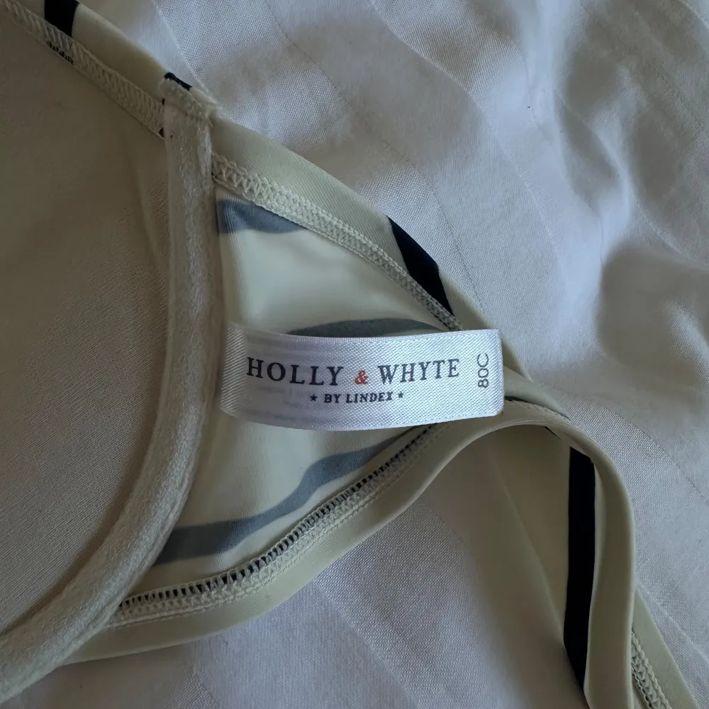 superfin bikiniöverdel från Holly & White (lindex) i stl 80C med vaddering!🫶🏼 Aldrig använd!. Toppar.