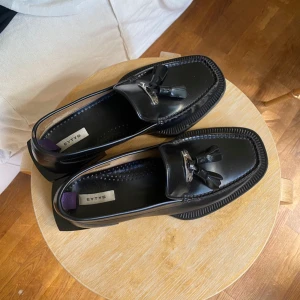 Eytys Rio Loafers - Eytys Rio loafers i bra skick! Smått wear and tear som visas på bilderna, och de lila flärparna står inte upp av sig själva. Annars fina! De behöver användning och kärlek :) Perfekta till fest, bal, vardag. Lite stora i storleken. Nypris 3600