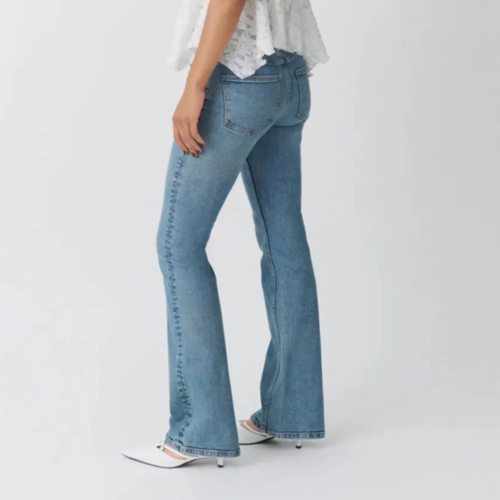 Säljer dessa lowwaist bootcut jeansen från Gina Tricot. Aldrig använda, nypris 499💕. Jeans & Byxor.