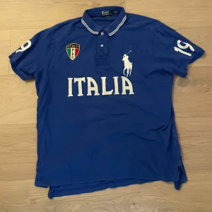 Chief keef polo🔥🔥😭😭🇮🇹🇮🇹 - Riktigt fet Chief keef/ Ralph lauren polo i storlek xxl 🔥🔥🔥🔥😭🇮🇹🇮🇹🇮🇹🇮🇹😭😭😭💯 Pit 2 pit:63cm Längd:77cm