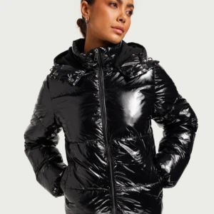 Slutsåld Nelly jacka❤️ - PRIS KAN DISKUTERAS! Säljer min jätte snygga vinter jacka från Nelly💓använd cirka 2-3 gånger.Säljer pågrund av att jag har en  annan jacka ordenarepris är 799🥰