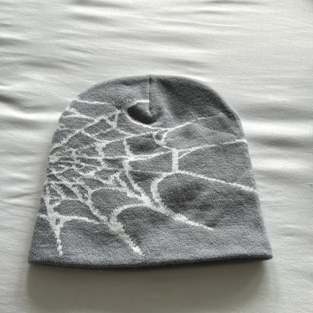 Ny och oanvänd grå och vit spider mössa perfekt för kommande månaderna.. Accessoarer.