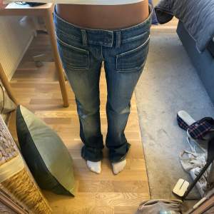 Väldigt coola levis jeans! Low waist, bootcut. Pris går att diskutera, fint skick! Jag är 163cm