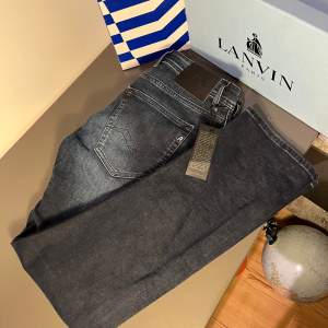 Hej jag säljer ett par sprillans nya replay jeans i modellen grover. De är i storlek 31 W och 30 L och hr ett ny pris på 1800 kr😇😇😇