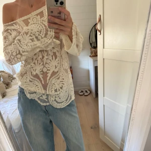 Spetstopp  - Jättefin spetströja, kan ha den offshoulder eller vanligt. Passar xs-m. Kontakta gärna innan köp. Kolla in min profil, finns massa nytt och mer kommer❤️