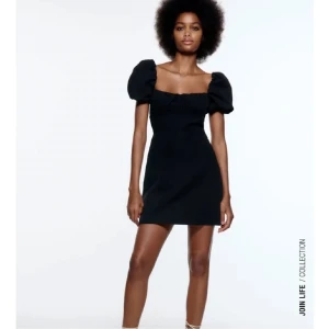 Klänning från Zara - Svart klänning från Zara med snörning bak i ryggen. Aldrig använd då den är för liten för mig ✨