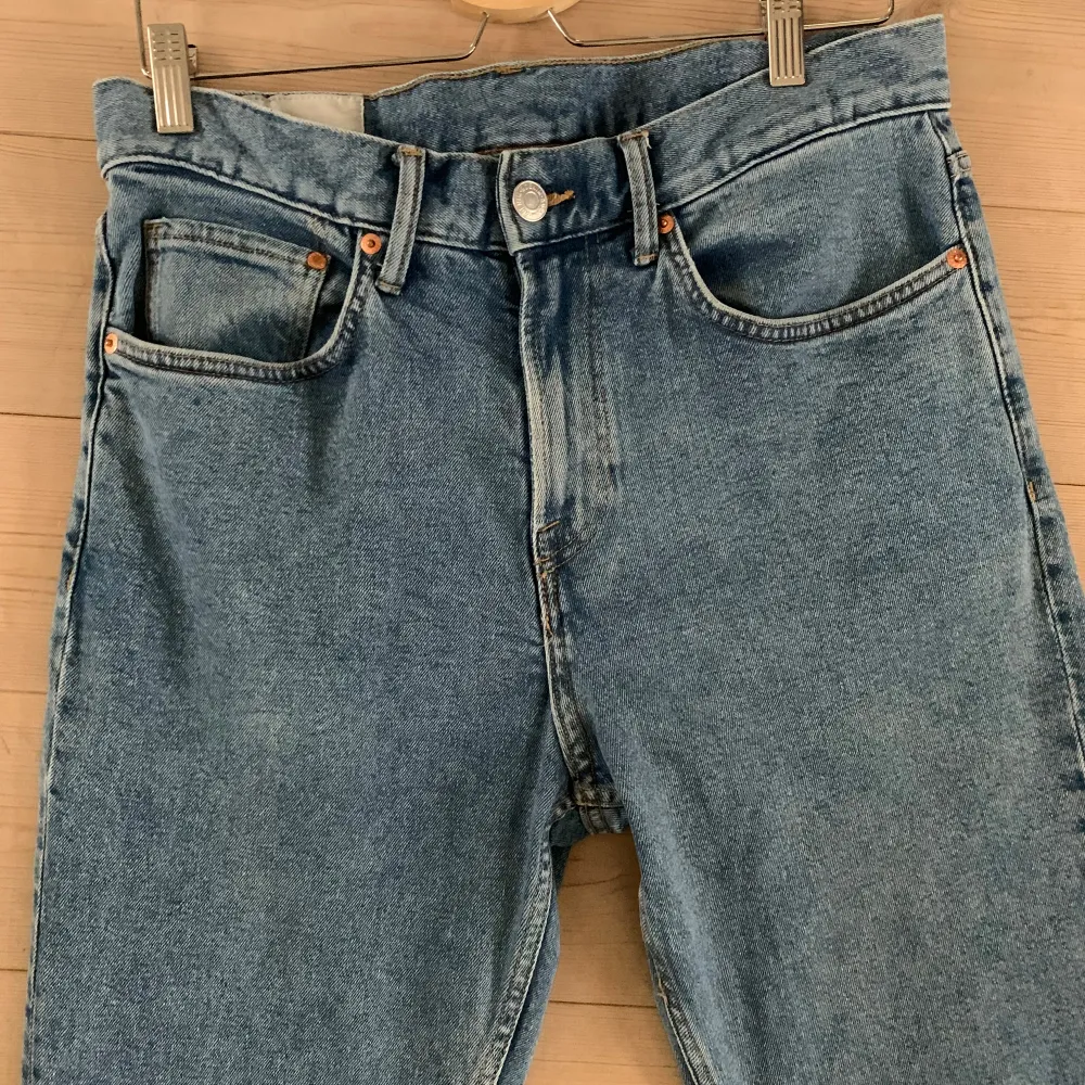 Blå jeans från HM slim fit  Osäker på storlek men passade mig när jag var typ 180 Bra skick . Jeans & Byxor.