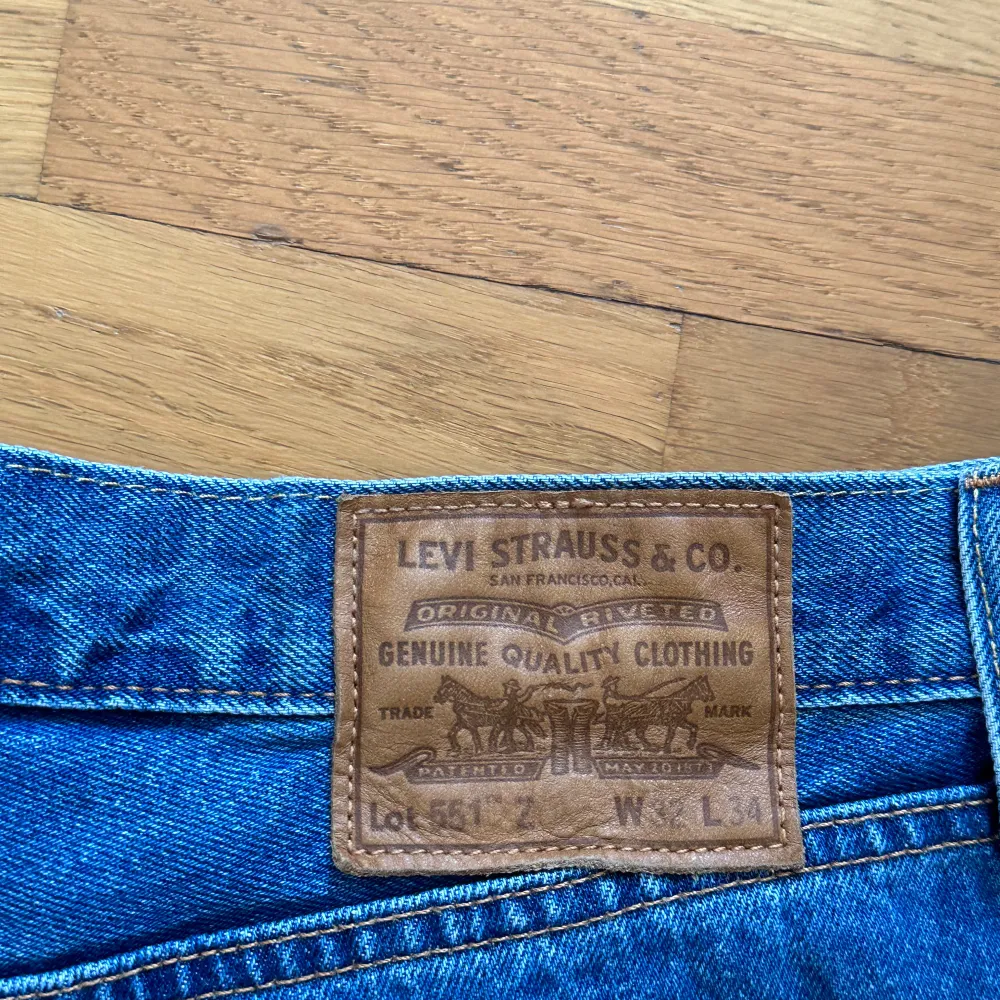 Blå Levi’s jeans, rak passform, storlek W32 L34, nytt skick (pris kan diskuteras). Jeans & Byxor.