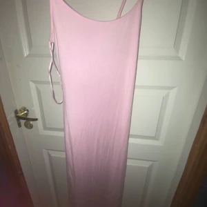 Rosa långklänning  - Väldigt Stretchig långklänning från Gina. Använd bara 1 gång så super bra skick! 